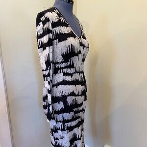 BCBG MaxAzria L Black&White Fitted Tee Shirt Dress Knee Length long sleeved